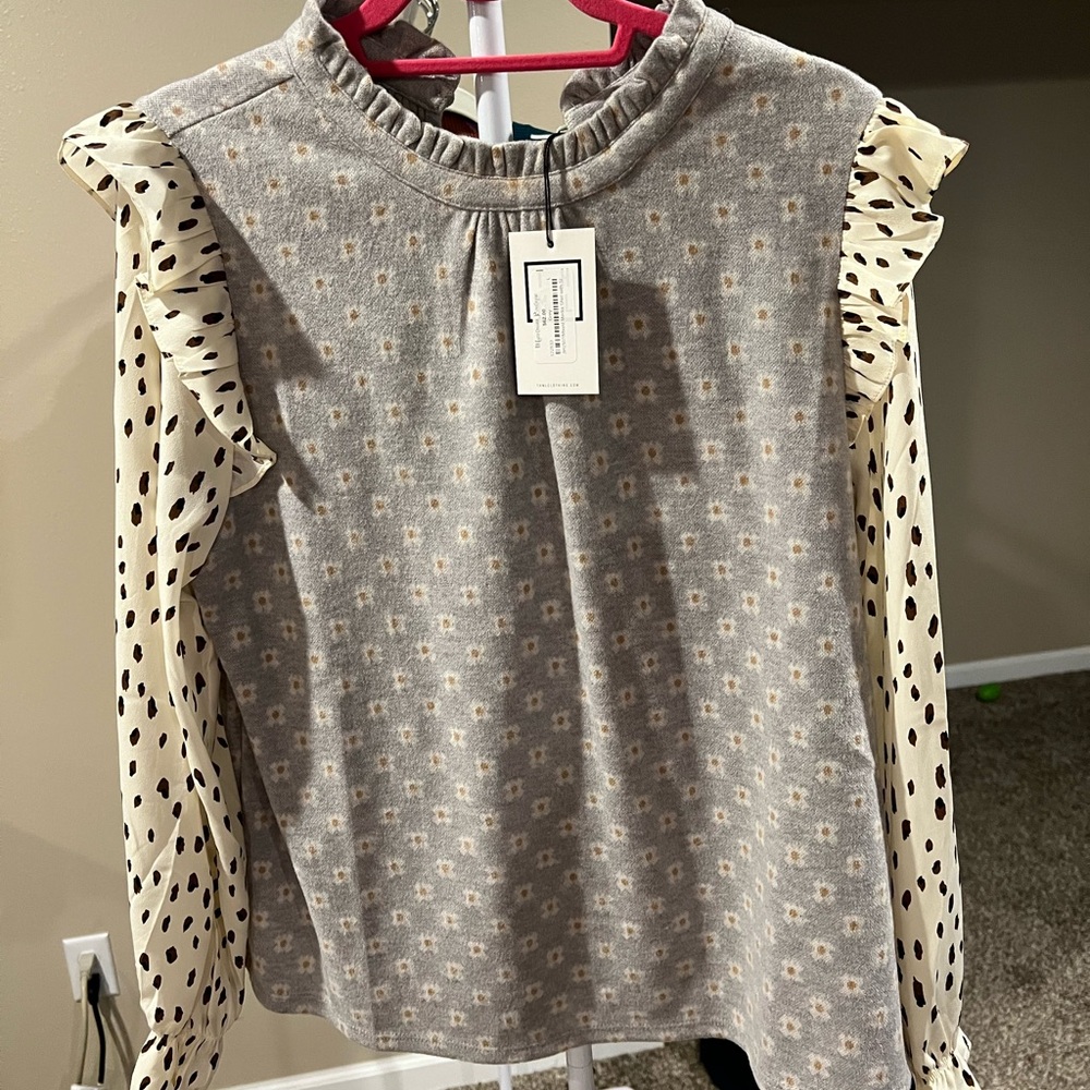 NWT THML Gray and Cream Sleeve Top